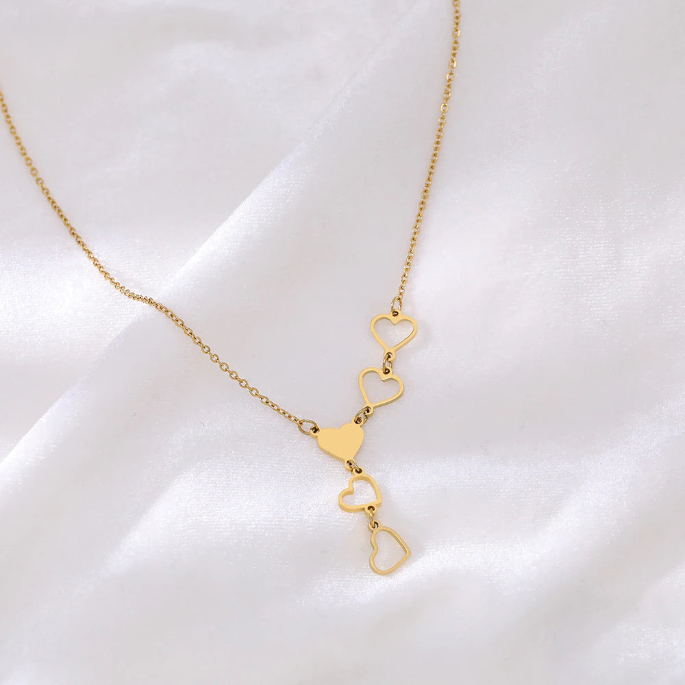 Collar de oro de 5 corazones