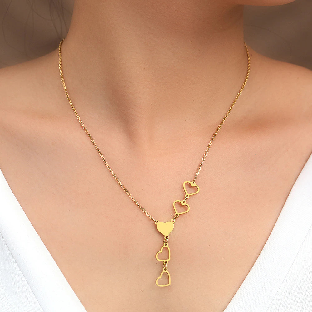 Collar de oro de 5 corazones